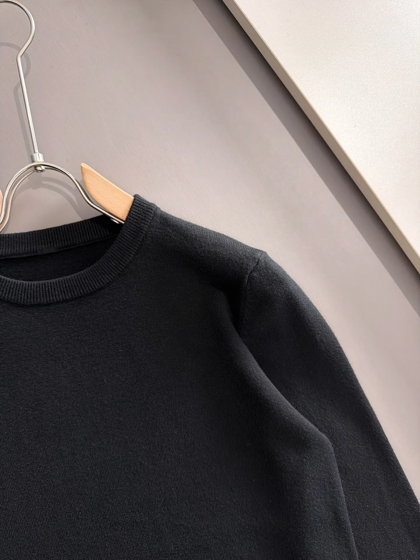 The latest knitted sweaters from Balenciaga’s 2026 Autumn and Winter official website are now on sale at the counter for Hot Sale! Specially made of wool blended fabric. It feels comfortable and can be directly in contact with the skin. The logo badge is exquisitely embroidered, which is extremely eye-catching! The details highlight the fashionable charm of big brands. Exquisite workmanship. Three-dimensional cutting style. The wearing effect is invincible and handsome! All three standards are complete! Sizes:M-3XL